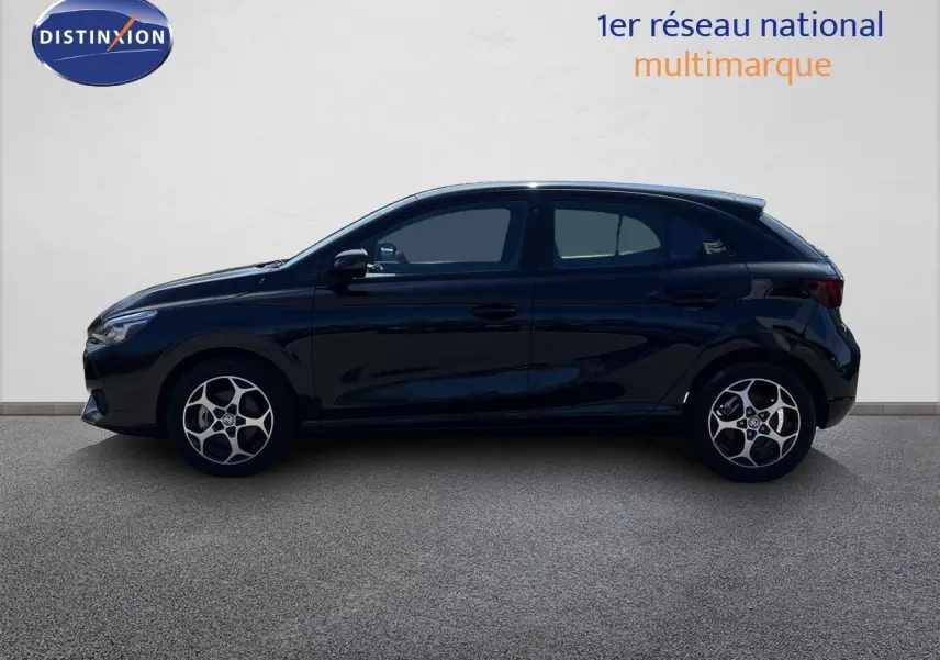 Vue latérale droite d'une MG3 1.5L Hybrid+ 195ch Comfort noire Pebble Black Metal avec jantes alliage distinctives.
