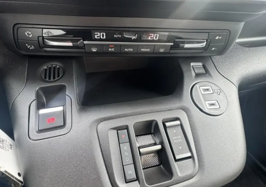 Détail de la console centrale du Citroën Berlingo gris acier, montrant la climatisation et la commande de boîte automatique.