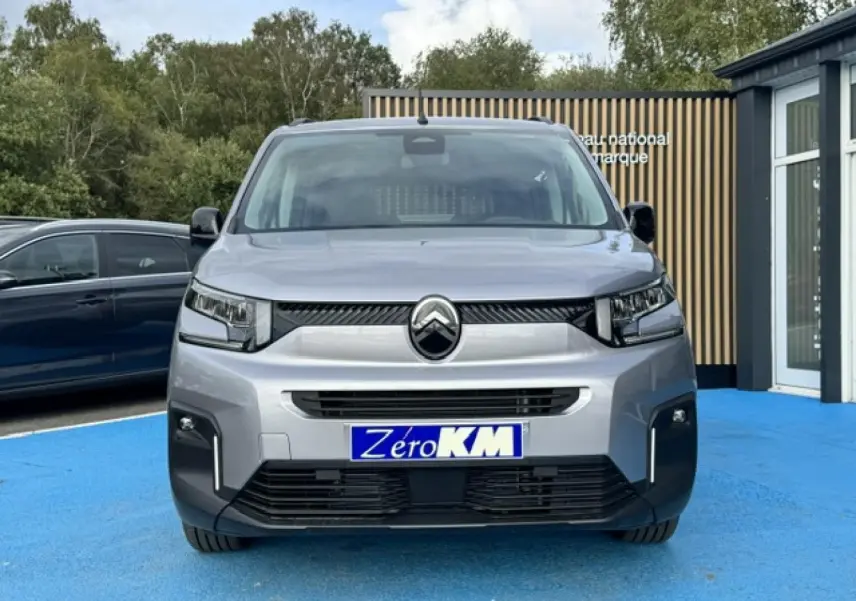 Vue avant frontale du Citroën Berlingo gris acier avec calandre noire et feux LED distinctifs.