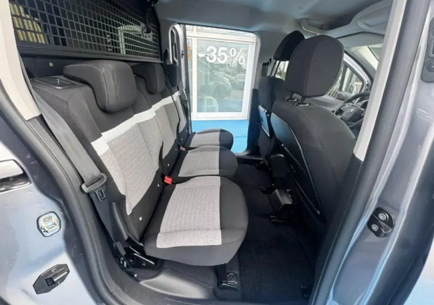 Vue intérieure côté droit des trois sièges individuels arrière gris clair et noir du Citroën Berlingo Gris Acier 2026.