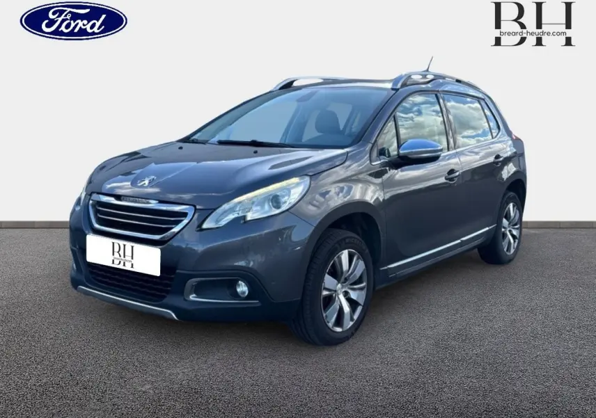 Peugeot 2008 Spirit Grey vue 3/4 avant droit, avec barres de toit et jantes alliage visibles.