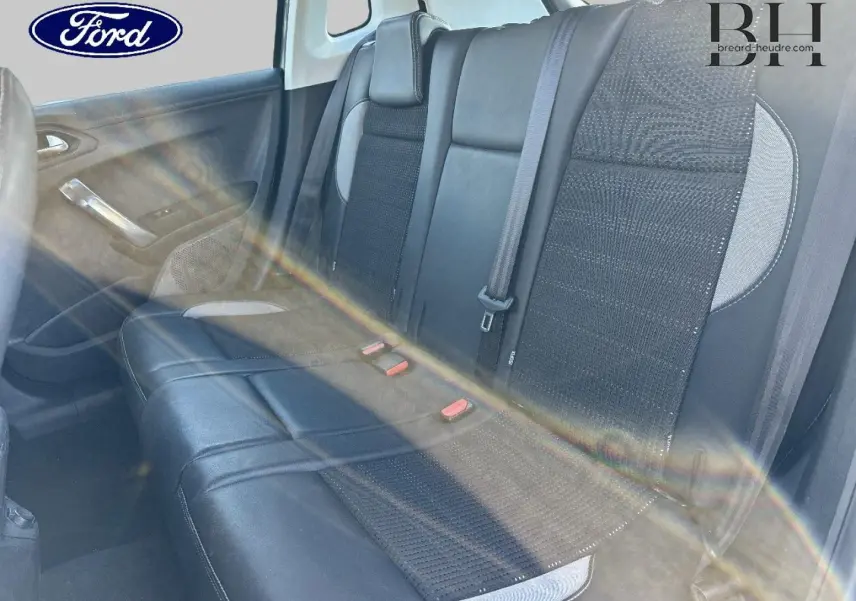 Vue intérieure de la banquette arrière noire du Peugeot 2008 2015, avec ceintures et appuie-têtes visibles.