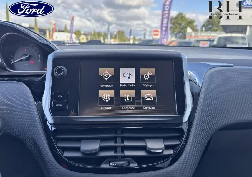 Écran tactile central du Peugeot 2008 2015, vue frontale intérieure avec commandes multimédia affichées.