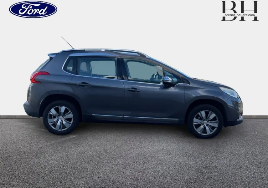 Profil droit d'un Peugeot 2008 2015 diesel Spirit Grey avec barres de toit et jantes alliage visibles.