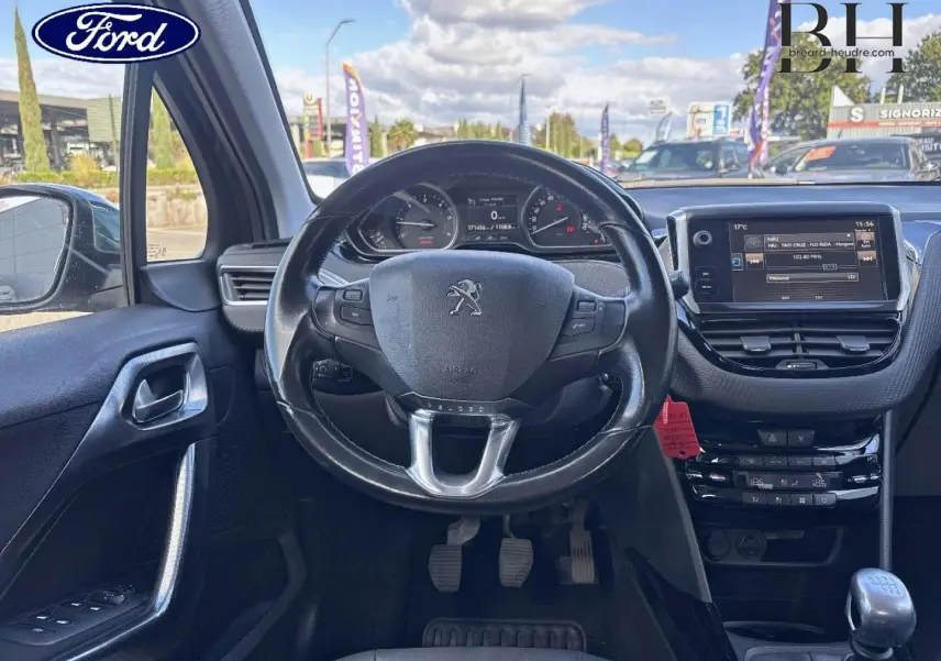 Intérieur Peugeot 2008 Spirit Grey 2015, vue frontale du poste de conduite avec volant cuir et écran tactile.