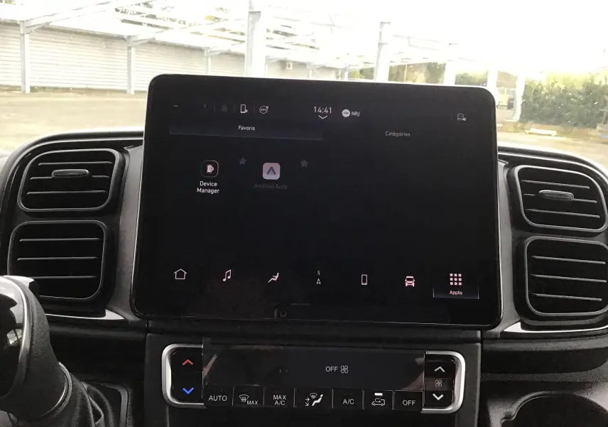 Vue rapprochée de l'écran tactile central et de la console de climatisation du Peugeot Boxer Fourgon blanc 2025.