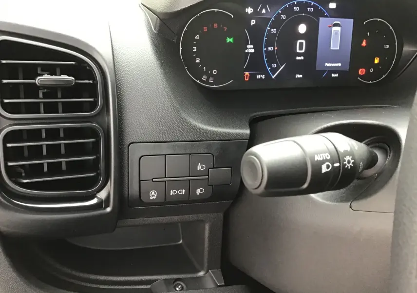 Détail du tableau de bord noir du Peugeot Boxer Fourgon blanc 2025, avec commandes d'éclairage et affichage numérique.