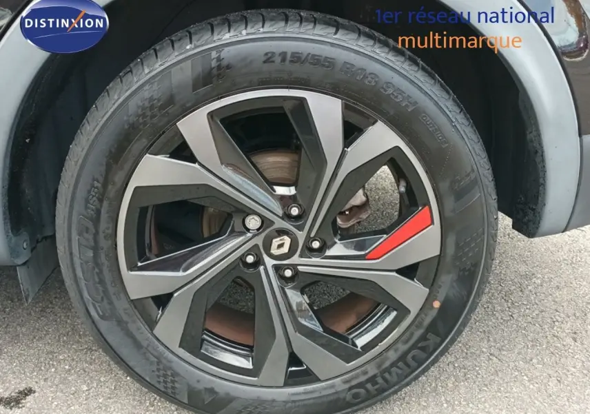 Gros plan sur la jante noire et grise avec détail rouge d'une Renault Arkana 1.6 E-TECH 145ch RS Line noire.