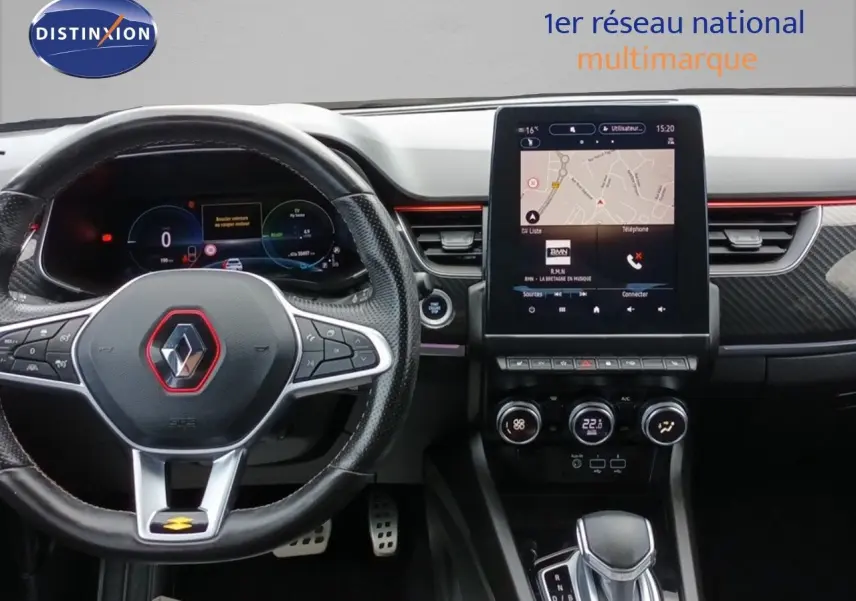 Tableau de bord Renault Arkana 1.6 E-TECH 145ch RS Line 2021, volant sport et écran tactile central allumé.