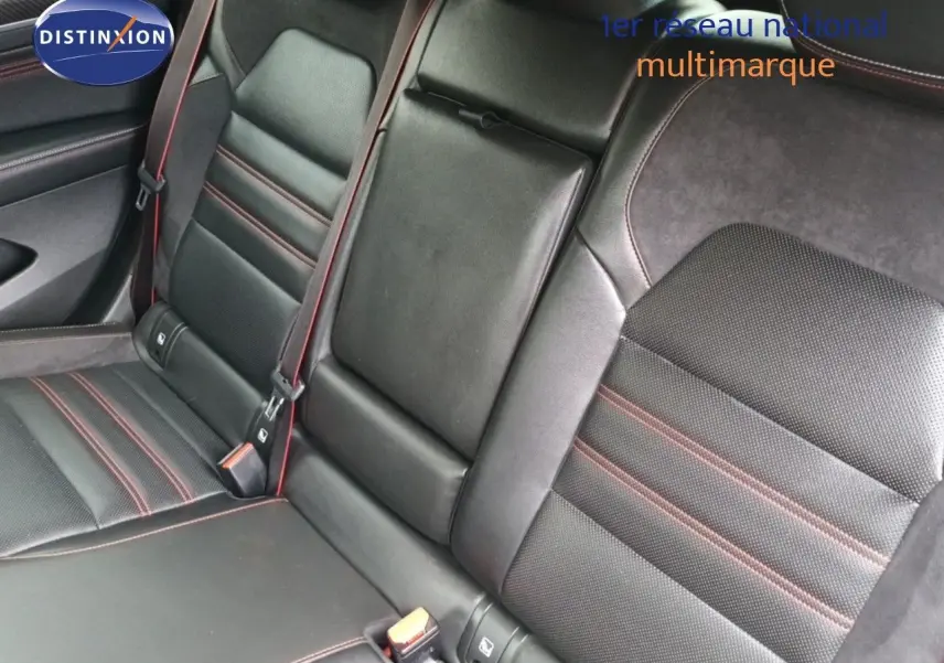 Vue rapprochée des sièges arrière en cuir noir avec surpiqûres rouges du Renault Arkana 1.6 E-TECH RS Line 2021.