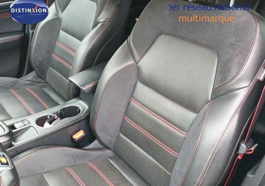 Gros plan sur les sièges avant en cuir noir avec surpiqûres rouges du Renault Arkana 1.6 E-TECH RS Line 2021.