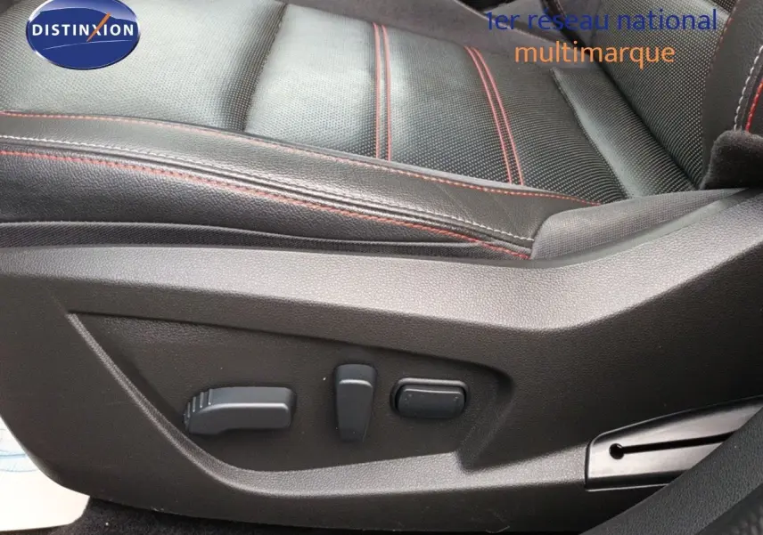 Gros plan sur les commandes électriques du siège en cuir noir avec surpiqûres rouges du Renault Arkana 1.6 E-TECH RS Line.