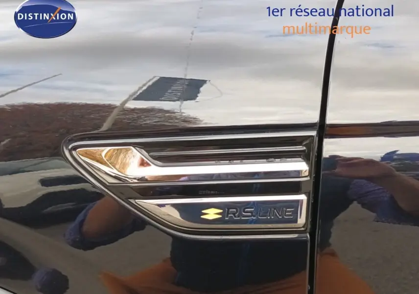 Détail du logo RS Line sur la partie latérale gauche noire du Renault Arkana hybride 2021.