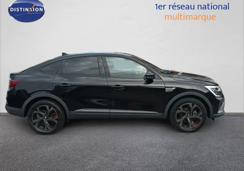 Profil droit d'une Renault Arkana noire 2021 finition RS Line avec jantes noires et étriers rouges visibles.