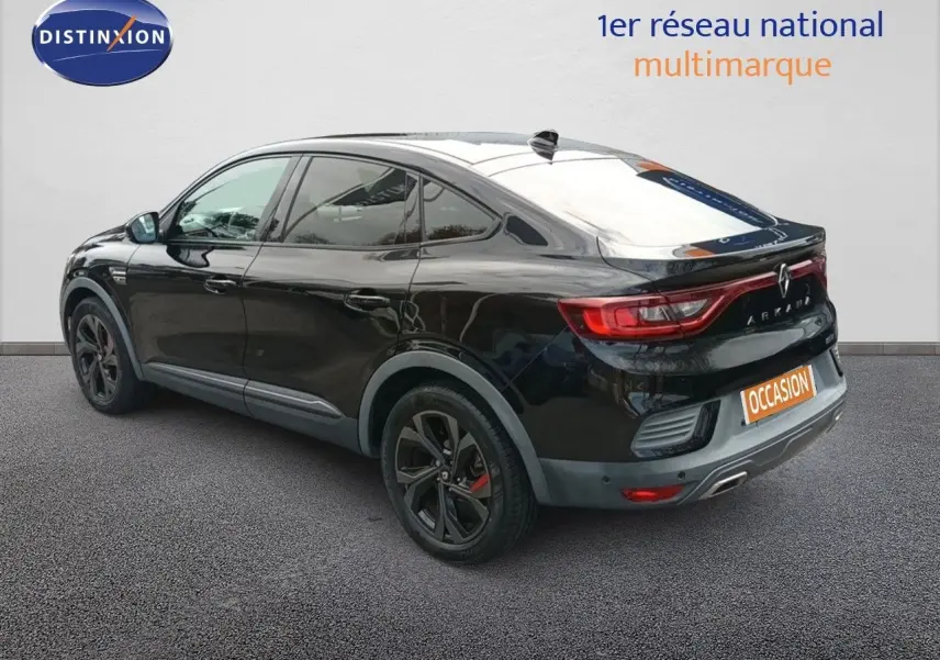 Vue 3/4 arrière droite d'une Renault Arkana noire 2021 avec jantes noires et feux arrière LED distinctifs.