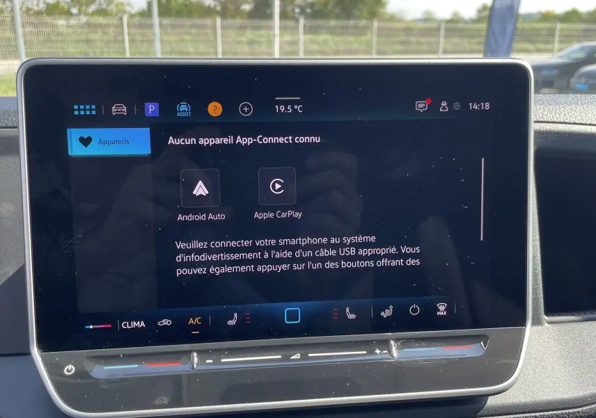 Écran tactile 10,4'' du système Discover Média dans le tableau de bord du Volkswagen Crafter Van gris Indium 2025.