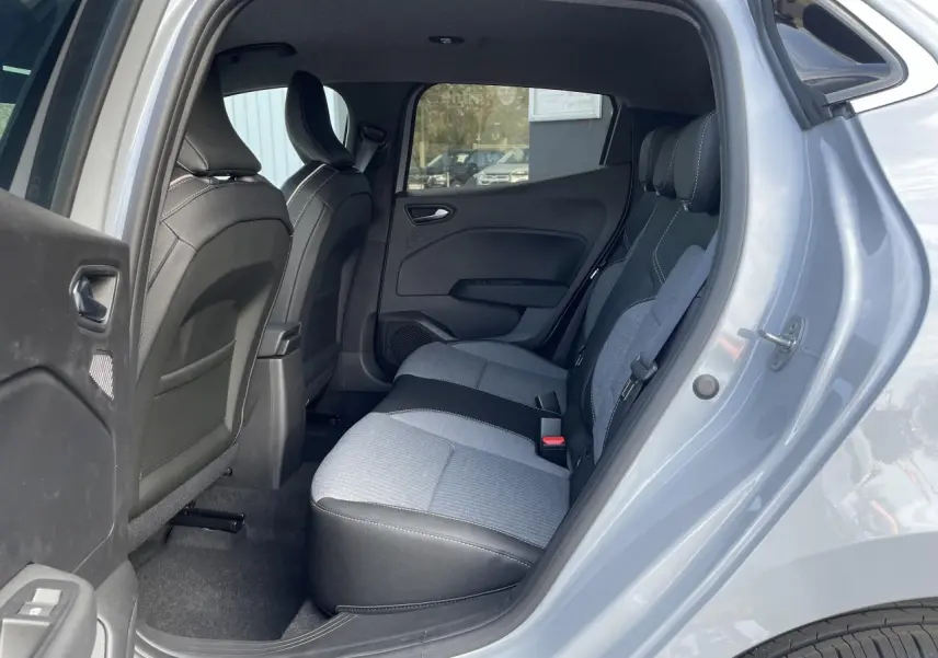 Vue côté droit arrière de l'habitacle d'une Renault Clio Gris Rafale, montrant les sièges arrière bi-matière gris et noir.