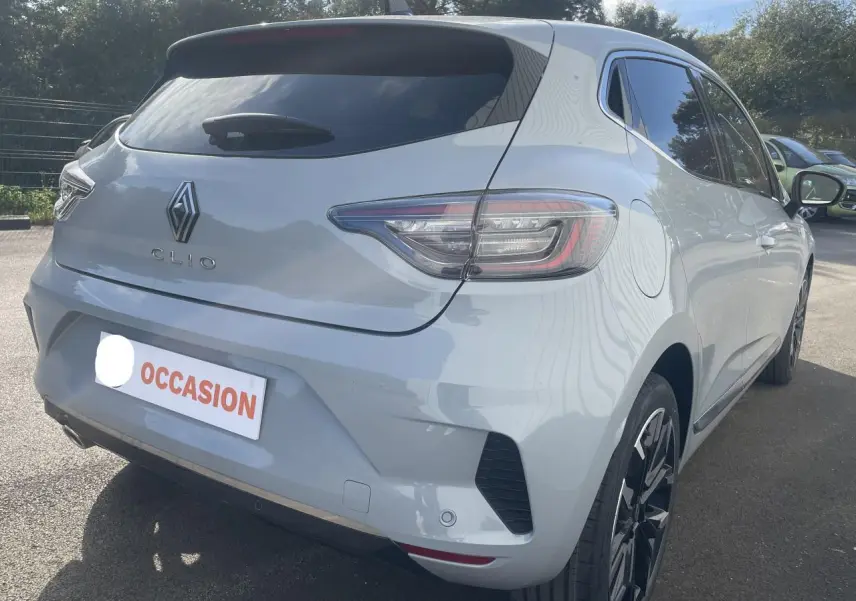 Vue 3/4 arrière droite d'une Renault Clio Gris Rafale avec jantes alliage 17 pouces et vitres surteintées.