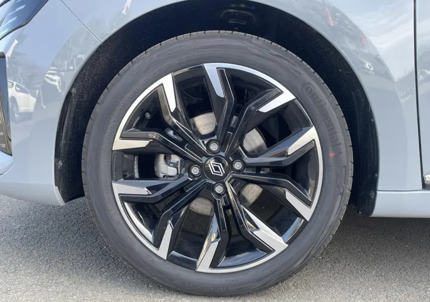 Gros plan sur la jante alliage diamantée 17 pouces noire et argentée de la Renault Clio Gris Rafale côté avant droit.