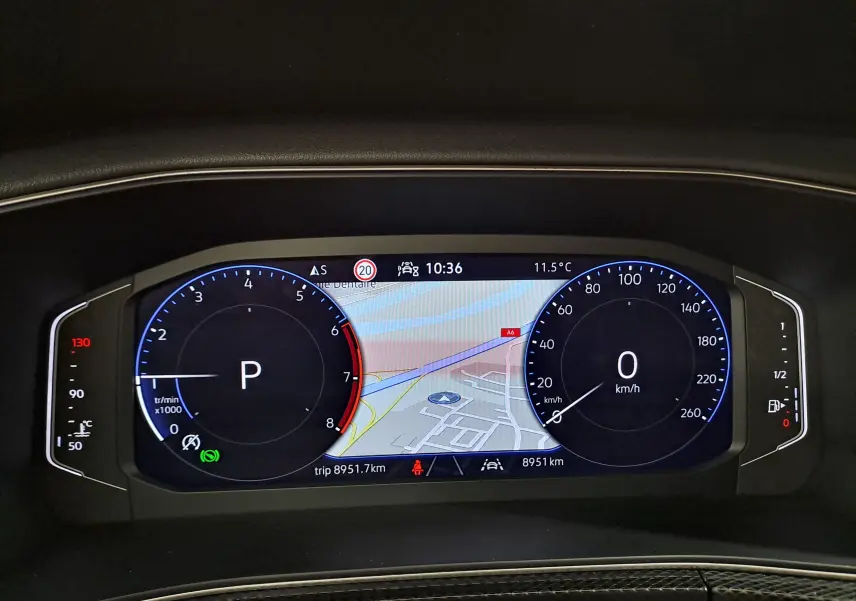 Tableau de bord numérique du Volkswagen T-Cross 2025, affichage en mode parking avec navigation et compteurs ronds lumineux.