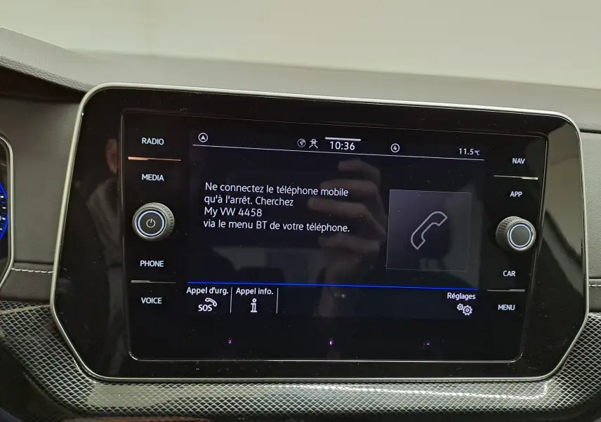 Écran tactile central du Volkswagen T-Cross 2025 R-Line Edition, affichant le menu de connexion Bluetooth.