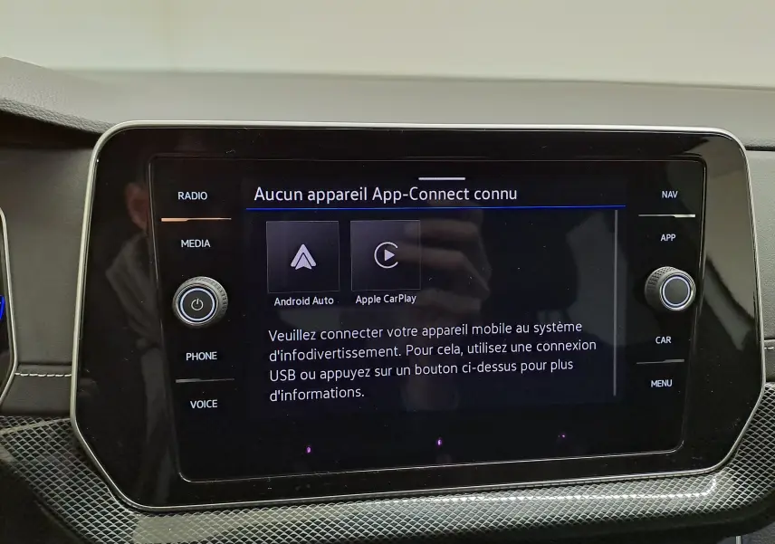 Écran tactile central du Volkswagen T-Cross 2025 R-Line Edition, affichant la connexion Android Auto et Apple CarPlay.