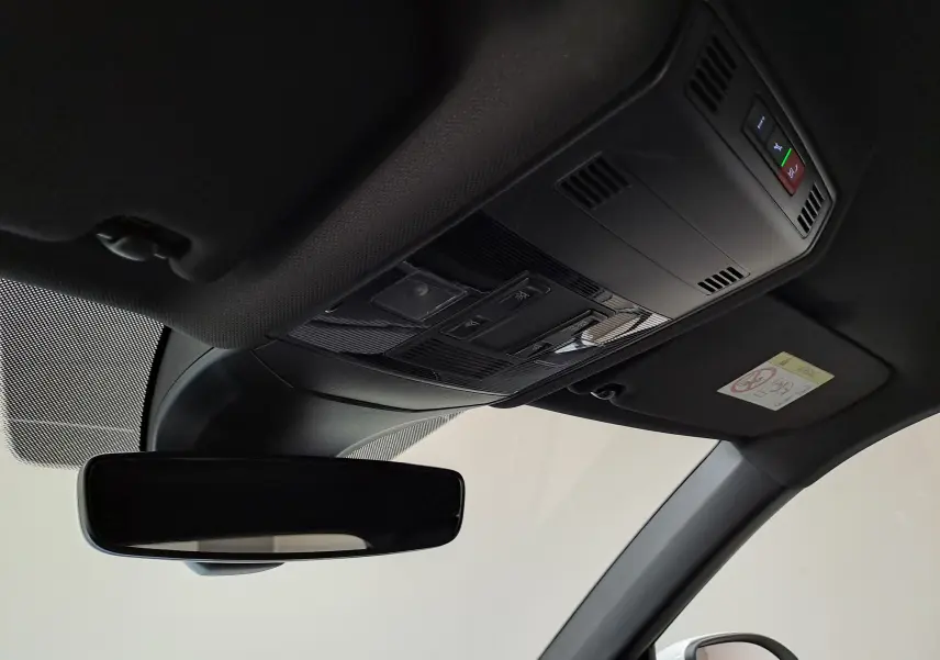 Vue intérieure en plongée du miroir de courtoisie et du plafonnier noir du Volkswagen T-Cross 2025 R-Line Edition.