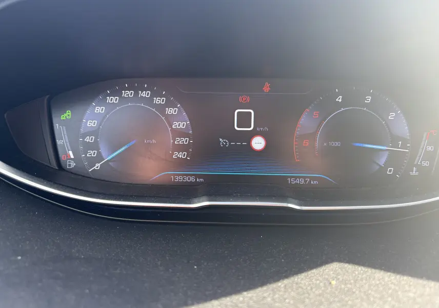 Tableau de bord numérique du Peugeot 3008 Diesel 2019, affichant vitesse, compte-tours et jauge carburant.