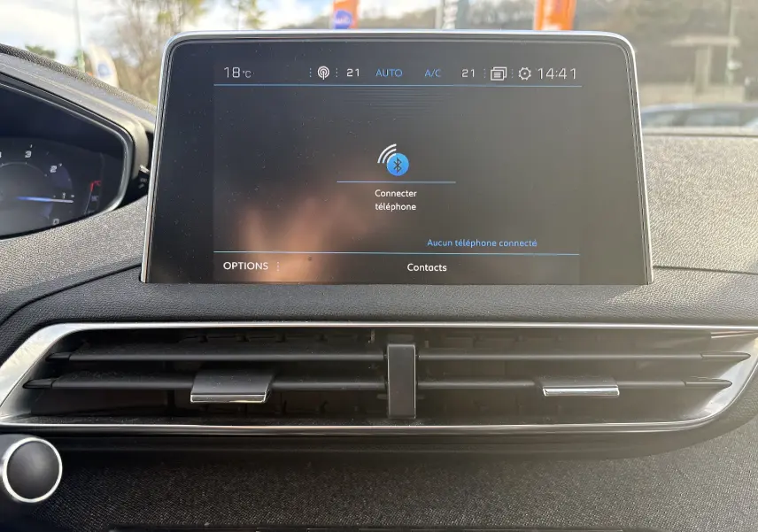 Écran central tactile du tableau de bord du Peugeot 3008 II 2019 avec affichage Bluetooth et commandes de climatisation.