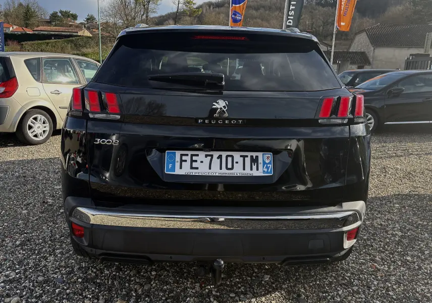 Vue arrière d’un Peugeot 3008 noir de 2019 avec feux LED caractéristiques et attelage visible sur un parking extérieur.