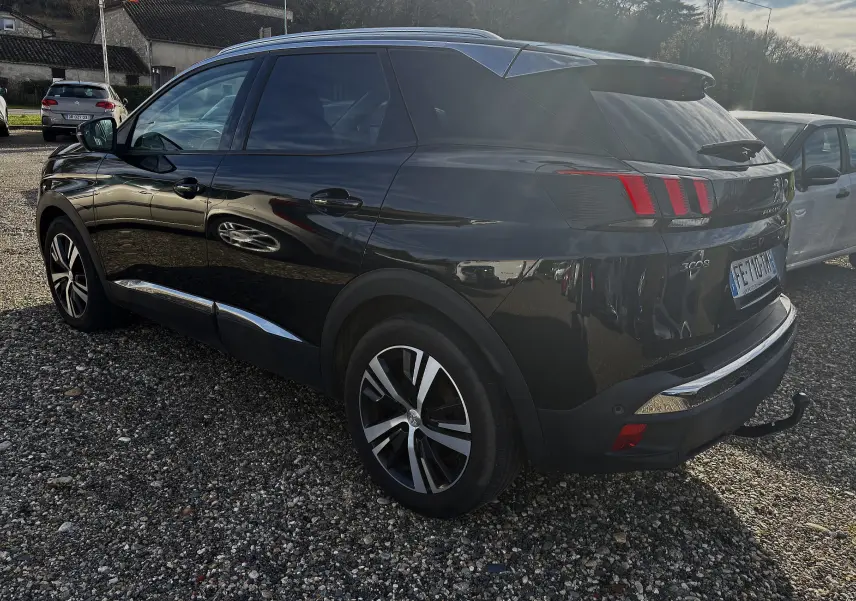 Vue 3/4 arrière droite d’un Peugeot 3008 noir 2019 avec feux arrière à griffes et attelage de remorque visible.