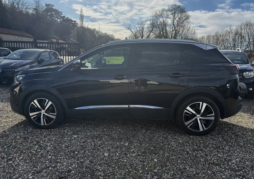 Peugeot 3008 II diesel noir vue de profil côté gauche, avec jantes alliage et détails chromés sur les bas de porte.