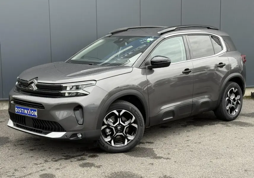 Citroën C5 Aircross gris Platinium en 3/4 avant droit, avec jantes alliage bi-ton et toit noir Perla Nera.