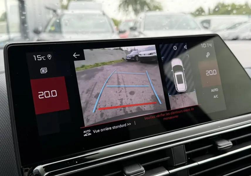Écran tactile intérieur montrant la caméra de recul et l'affichage de la climatisation à 20°C du Citroën C5 Aircross.