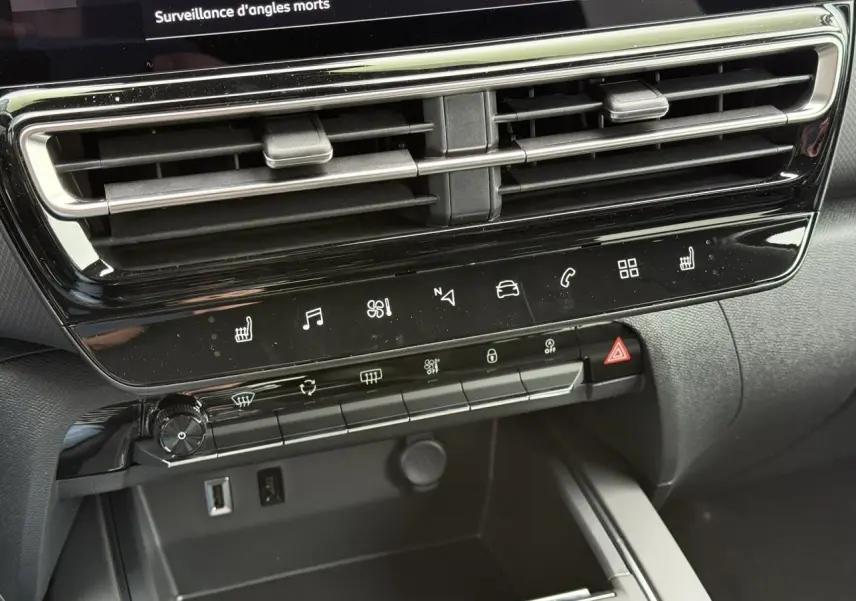 Détail de la console centrale du Citroën C5 Aircross 2025 avec commandes tactiles et aérateurs noirs brillants.