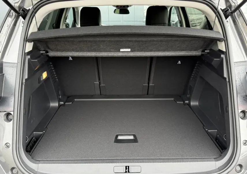 Coffre ouvert vu de l'arrière du Citroën C5 Aircross gris Platinium, montrant un espace de chargement propre et modulable.