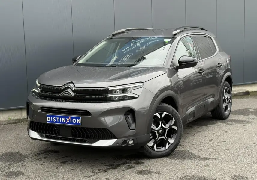 Citroën C5 Aircross gris Platinium en 3/4 avant droit, avec jantes alliage bi-ton et toit noir Perla Nera.