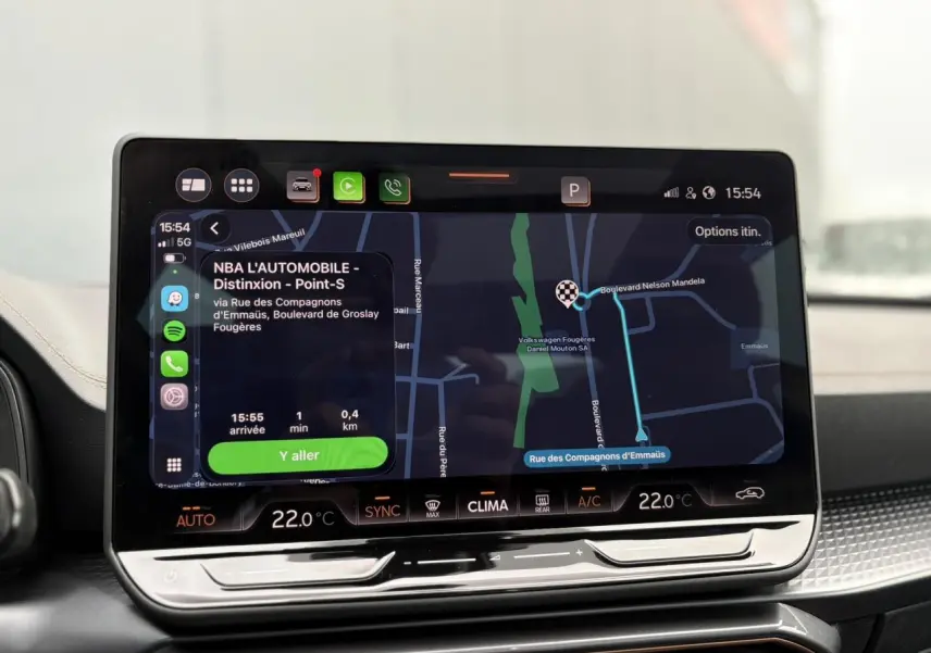 Écran tactile HD 12,9'' du système de navigation de la CUPRA LEON ST 1.5 e-TSI, vue intérieure frontale.