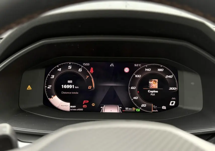 Tableau de bord numérique du CUPRA LEON ST 2025 affichant 16 991 km, vitesse et informations de conduite.