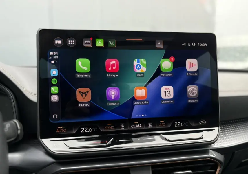 Écran tactile HD 12,9'' du système d'info-divertissement dans l'habitacle du CUPRA LEON ST 2025.