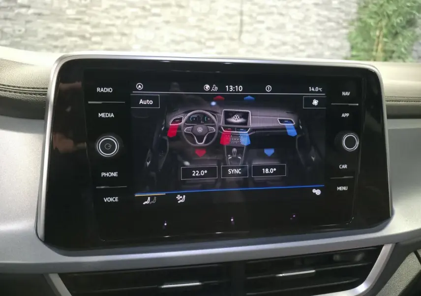 Écran tactile central du Volkswagen T-Roc 2025 affichant le réglage bi-zone de la climatisation.