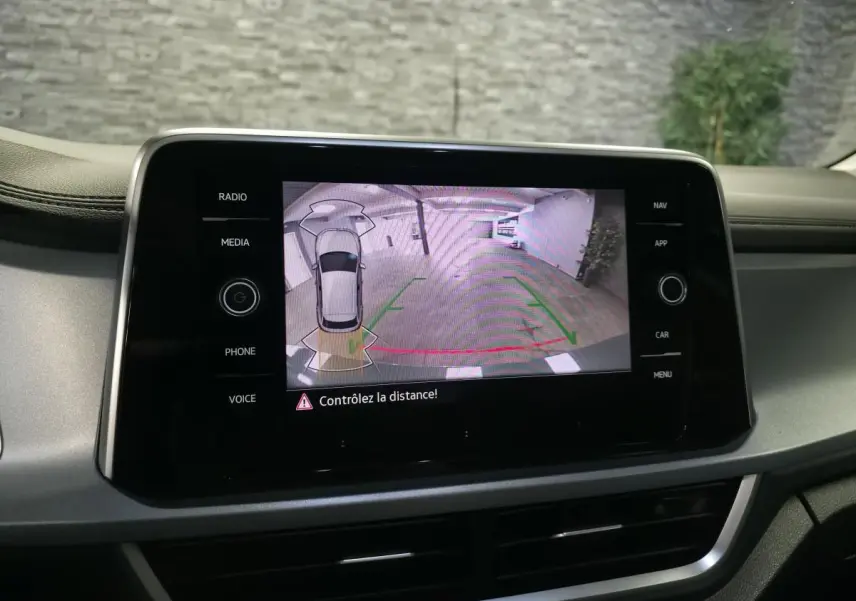 Écran tactile intérieur du Volkswagen T-Roc 2025 montrant la caméra de recul avec guidage de trajectoire.