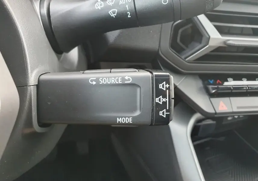 Gros plan sur la commande multifonction noire à gauche du volant dans l’habitacle du Dacia Bigster 2026.