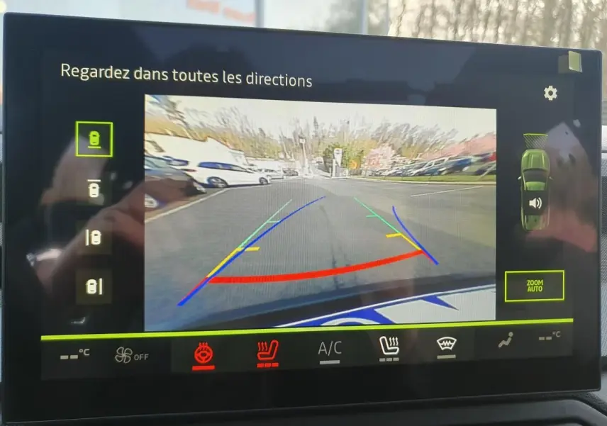 Écran de caméra de recul du Dacia Bigster 2026 montrant la vue arrière avec lignes de guidage colorées.