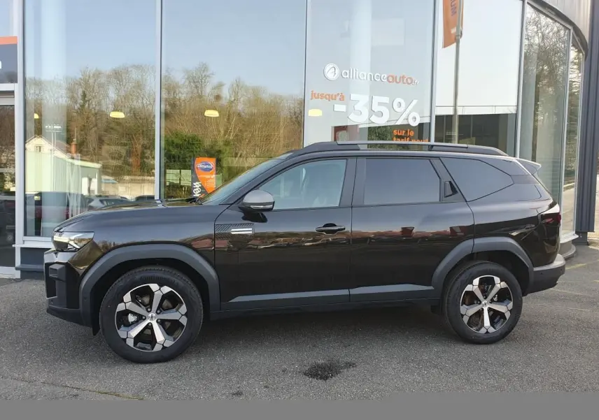 Vue profil droit du Dacia Bigster noir perla 2026 avec jantes alliage 18” diamantées et toit panoramique.