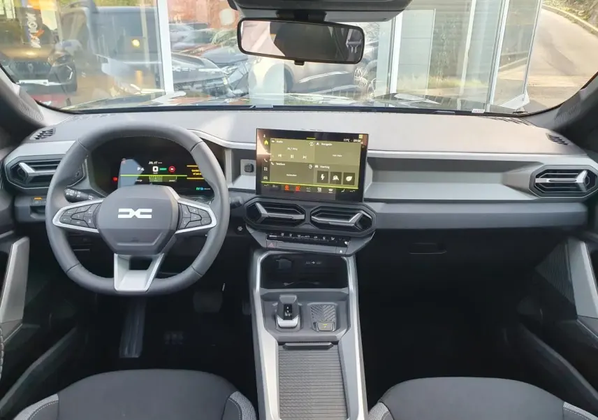 Vue intérieure frontale du tableau de bord du Dacia Bigster 2026 avec écran tactile et volant multifonction.