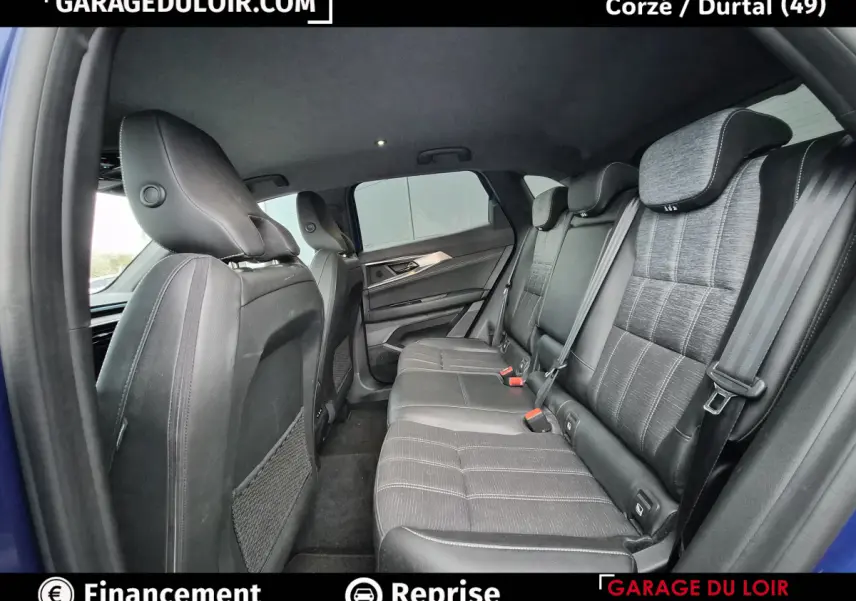 Vue intérieure côté droit des sièges arrière gris foncé du Renault Austral 2023 avec appuie-têtes et ceintures visibles.