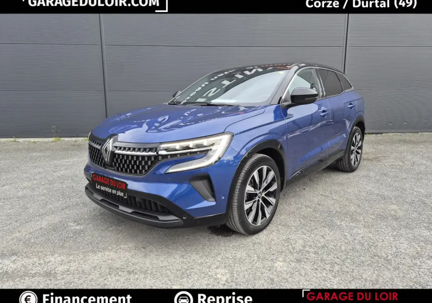 Renault Austral bleu en 3/4 avant droit, avec calandre distinctive et jantes alliage bicolores.