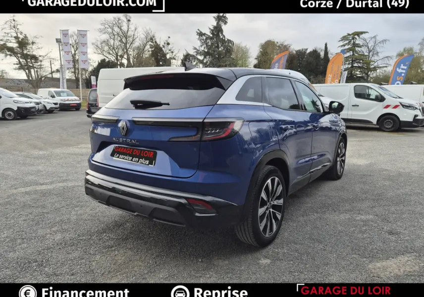 Vue 3/4 arrière droite d'un Renault Austral bleu avec toit noir, jantes alliage et feux arrière LED distinctifs.