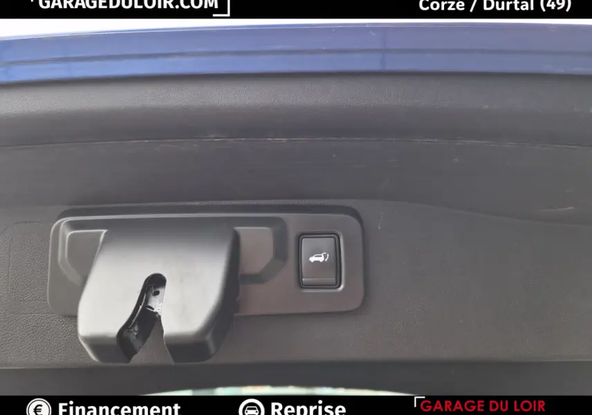 Gros plan sur le mécanisme d'ouverture du coffre d'une Renault Austral 2023, couleur non visible.